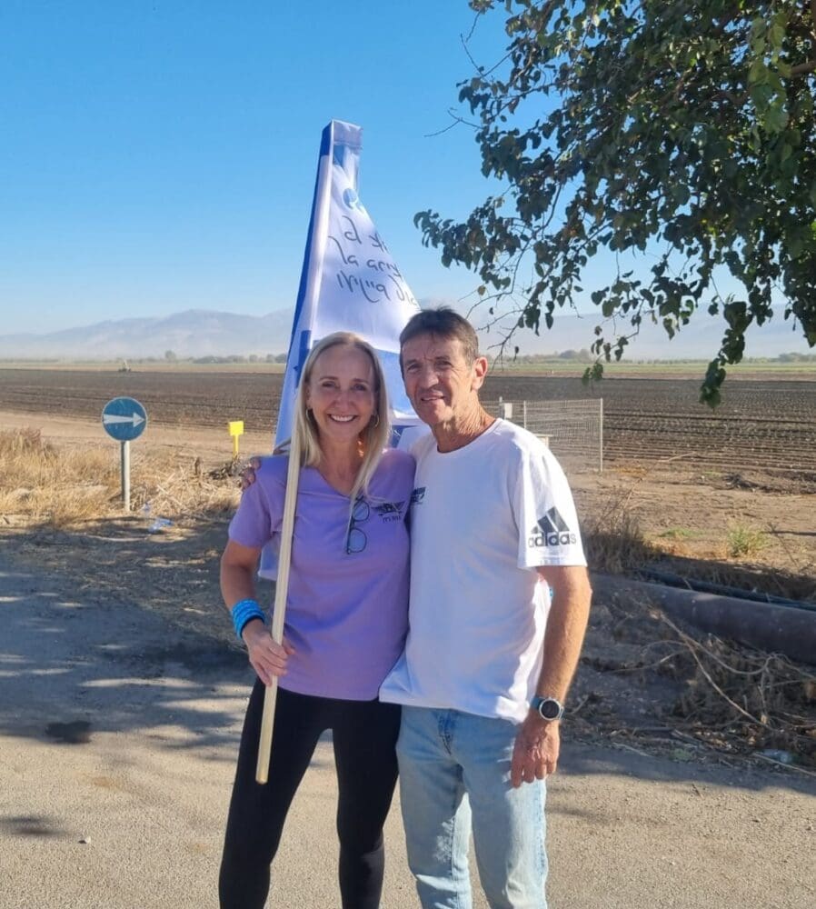 עופר פדן מנכל מרתון ישראל יחד עם תהל, אימו של סרן רעי בירן זל (צילום אורן בסון)
