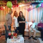 סוכות בשכונת השומרונים, חולון – חג אירוח ובו מעין גן עדן תלוי אשר באמצע הבית (צילום: אריאלה לייבה )