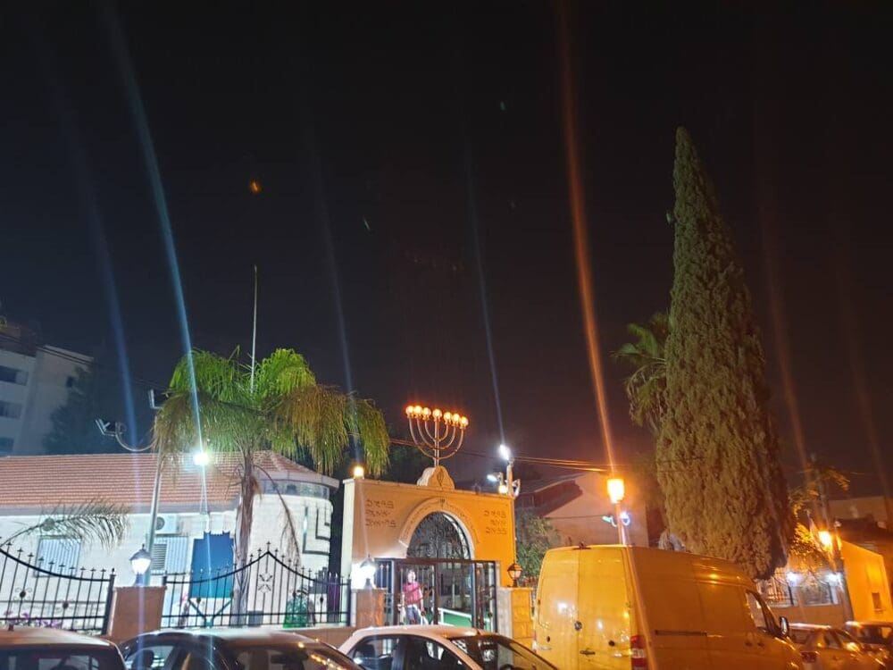 סוכות בשכונת השומרונים, חולון - שער הכניסה אל בית הכנסת המקומי (צילום: רחלי אורבך)