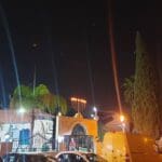 סוכות בשכונת השומרונים, חולון – שער הכניסה אל בית הכנסת המקומי (צילום: רחלי אורבך)