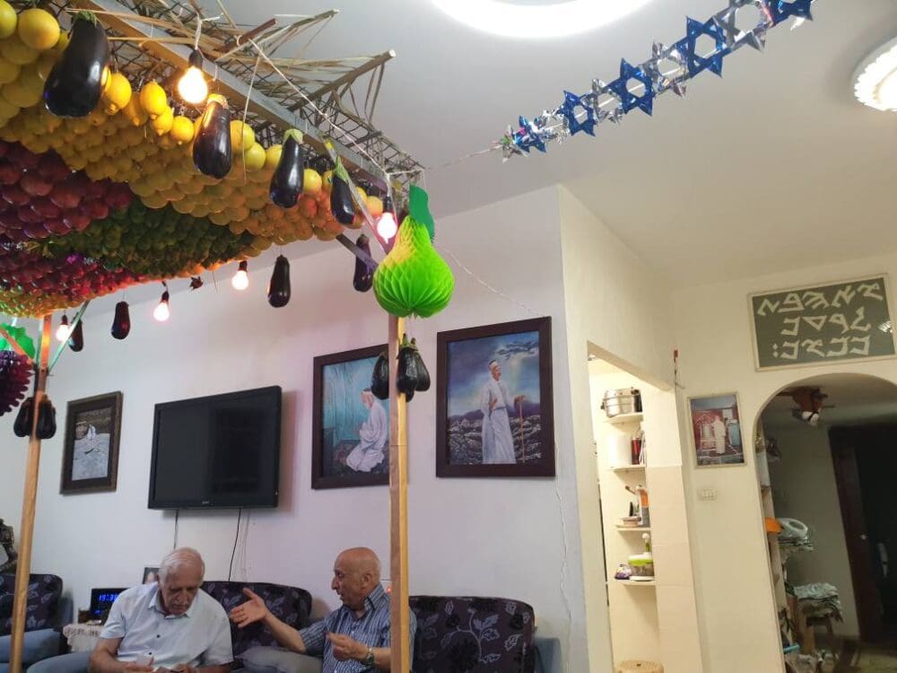 סוכת בית בשכונת השומרונים, חולון - קישוטי הסוכה ע"פ יושביו (צילום: רחלי אורבך)