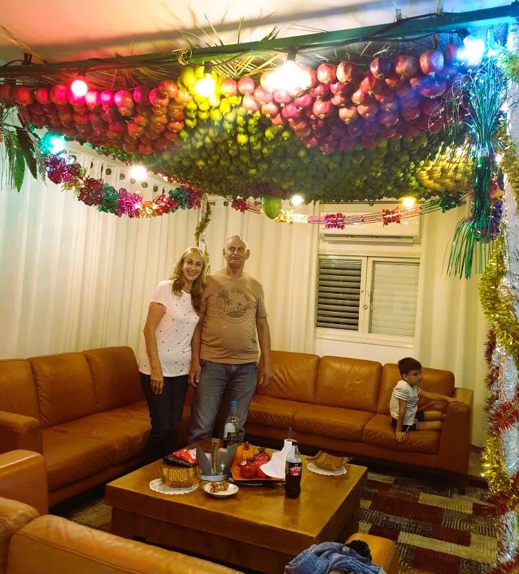 סוכה בבית בשכונת השומרונים, חולון - סלון הבית ההופך בעת חג לסוכה (צילום: אריאלה לייבה)