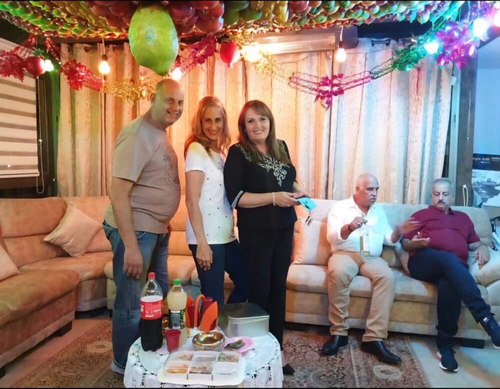 סוכה בבית בשכונת השומרונים, חולון - אירוח לבבי וכבוד הדדי (צילום: אריאלה לייבה)