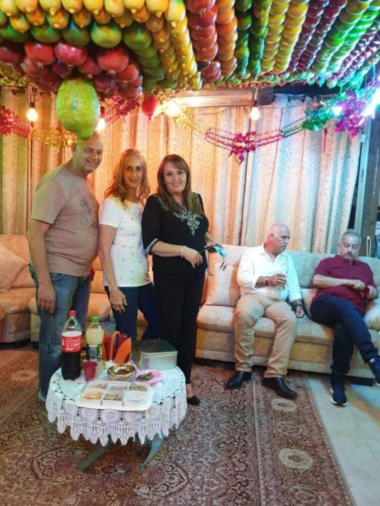 סוכה בבית בשכונת השומרונים, חולון - יופי עוצר נשימה ואירוח לבבי (צילום: אריאלה לייבה)