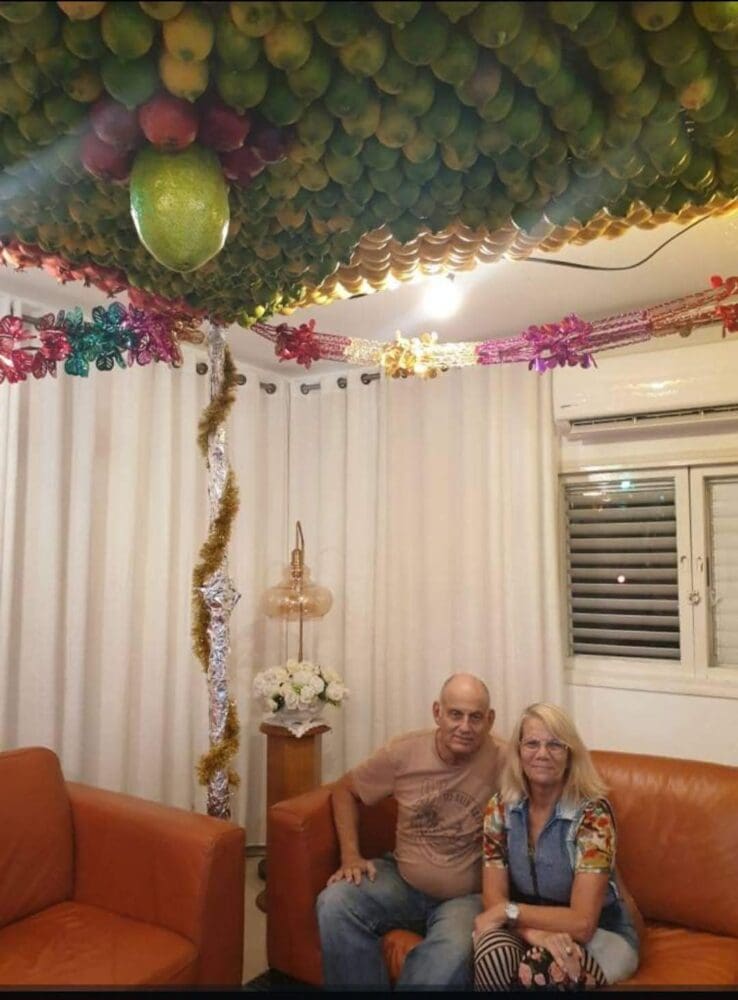 סוכת בית בשכונת השומרונים, חולון (צילום: רחלי אורבך)