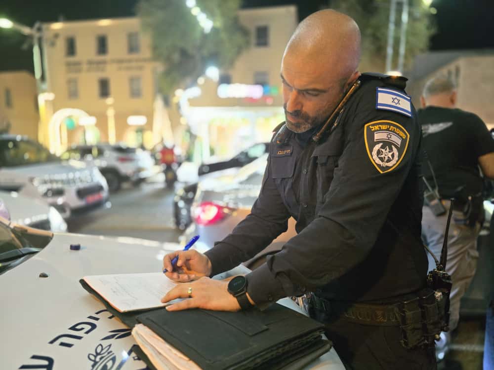 שוטר רושם דוח תנועה (צילום: משטרת ישראל)