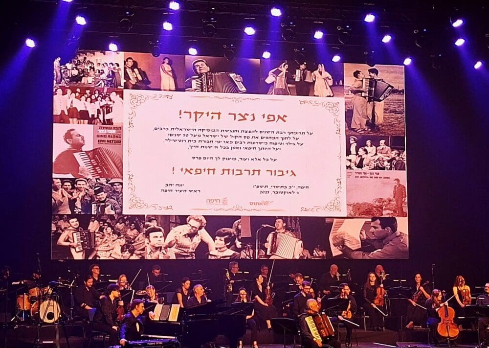 מופע ההוקרה לאפי נצר - ראש העיר, מר יונה יהב מעניק פרס 'גיבור תרבות חיפאי' (צילום: רחלי אורבך)
