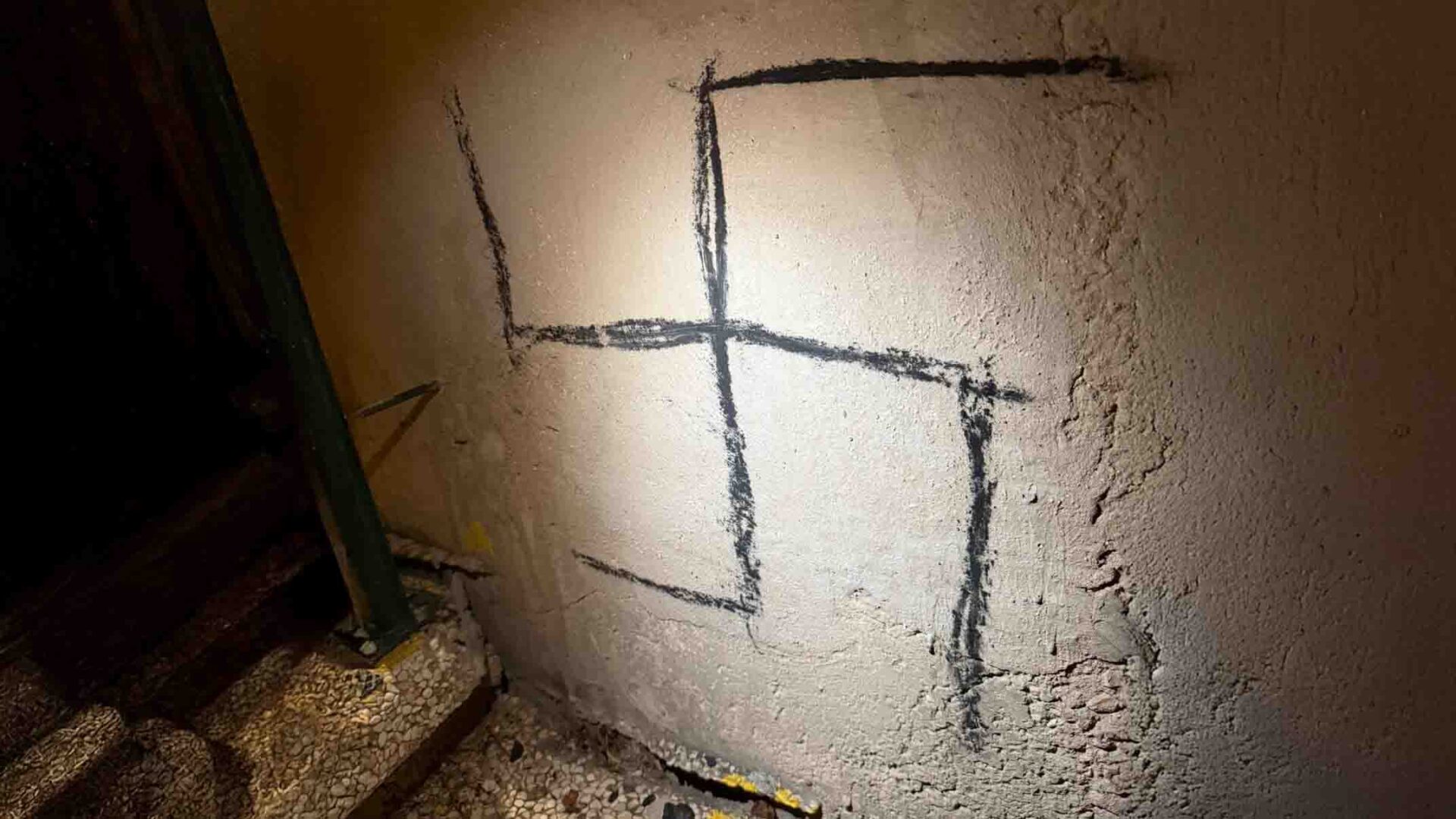 צלב קרס על קיר בחיפה (צילום: משטרת ישראל, עיבוד תמונה - חי פה)