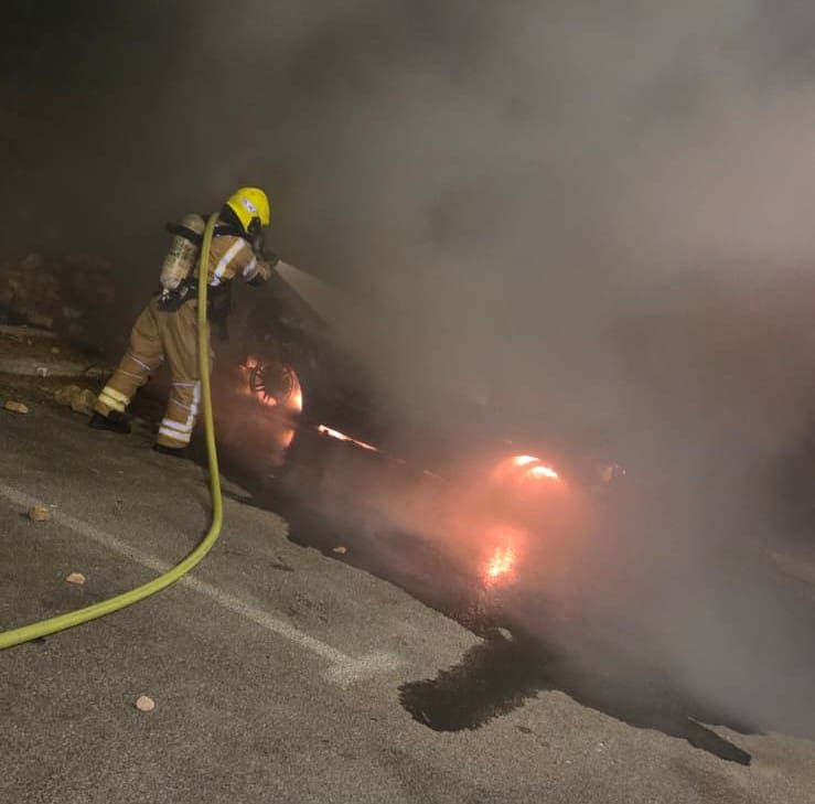 רכב בוער בחיפה (צילום: כבאות והצלה)