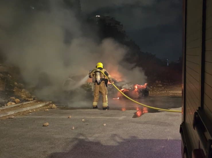 רכב בוער בחיפה (צילום: כבאות והצלה)