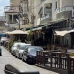 סככות ושילוט מעל מדרכה – רחוב סירקין – שוק תלפיות – חיפה (צילום: ירון כרמי)