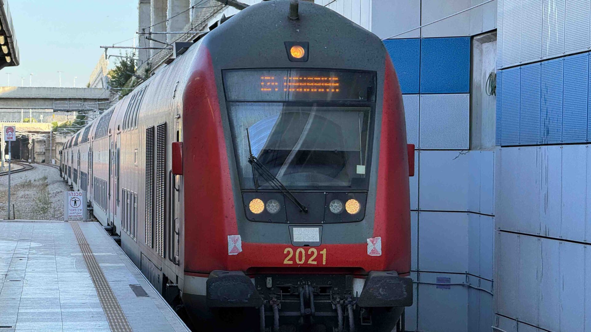 תחנת רכבת - רציף - נתב״ג (צילום: ירון כרמי)