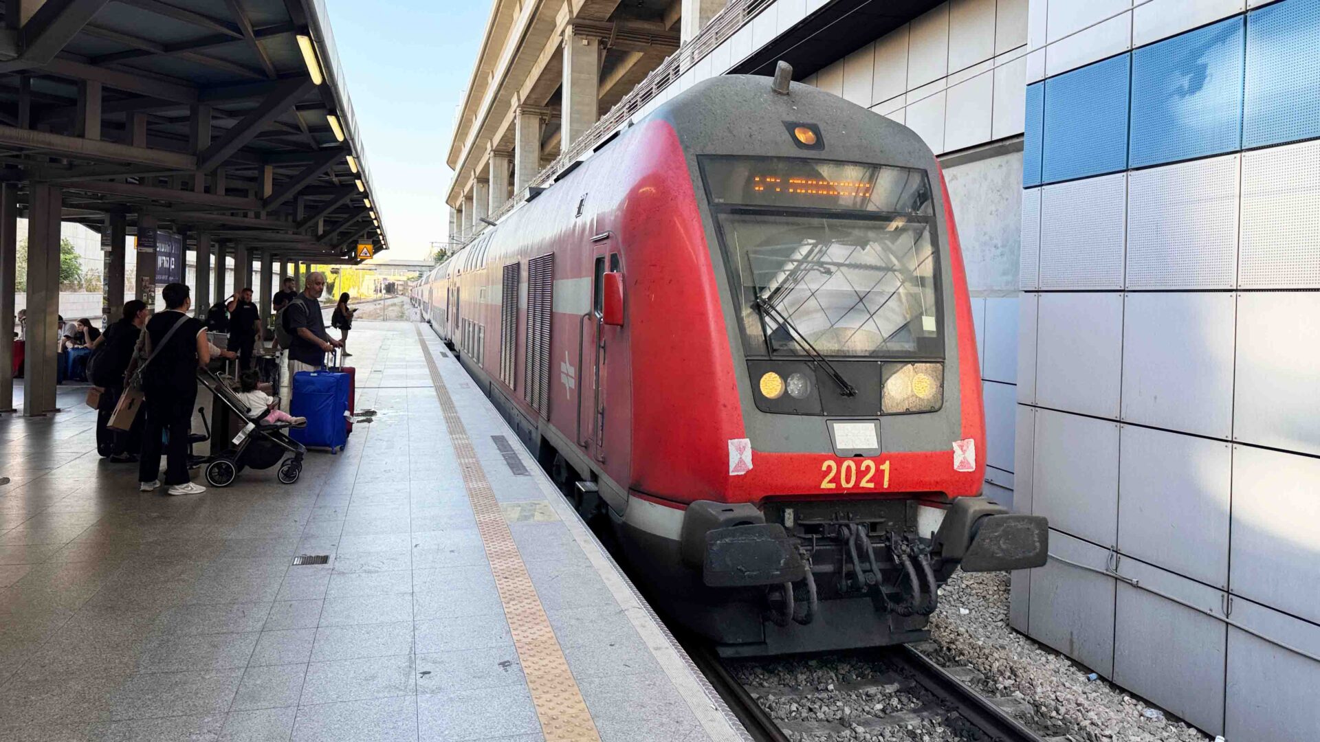תחנת רכבת - רציף - נתב״ג (צילום: ירון כרמי)