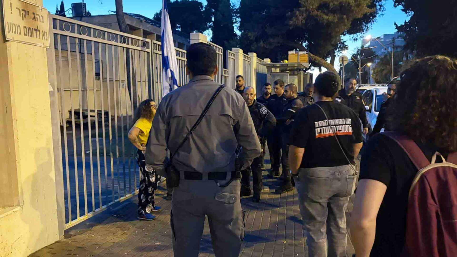 שוטרים עוצרים מפגין עוד לפני שההפגנה התחילה - ב-07/10, 6:29 בבוקר - הפגנה מול הבית של ח