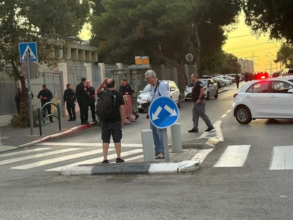 07/10/25, 6:29 בבוקר - הפגנה למען שחרור החטופים מול הבית של ח"כ קלנר בנווה שאנן בחיפה (צילום: מיכל גרובר - חי פה-tv)