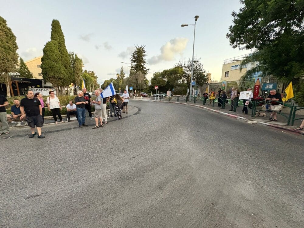 07/10/25, 6:29 בבוקר - הפגנה למען שחרור החטופים מול הבית של ח"כ קלנר בנווה שאנן בחיפה (צילום: מיכל גרובר - חי פה-tv)