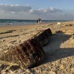 זחל של משוריין על החוף הדרומי (צילום: ירון כרמי)