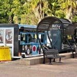 פוד טראק – קרונית מזון מהיר בכניסה לבית החולים כרמל (צילום – ירון כרמי)