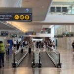 נוסעים בדרך לשער העלייה למטוס – נתב״ג – שדה התעופה בן גוריון (צילום – ירון כרמי)