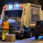משאית אשפה של עיריית חיפה ועליה השלט – 500 טון אשפה ביום (צילום – ירון כרמי)