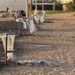 אפר של מנגלים מפוזר ברחבת המנגלים – חוף הסטודנטים – החוף הדרומי – חיפה – ספטמבר 2025 (צילום: ירון כרמי)