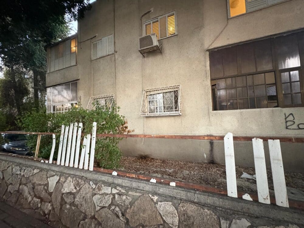 גדר שבורה בכניסה לבית בשכונת בת גלים בחיפה (צילום: מיכל גרובר)