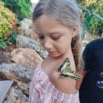 ילדים משחררים פרפרים – פרפר בעיר את החופש מזכיר (צילום: ישראל פאר)
