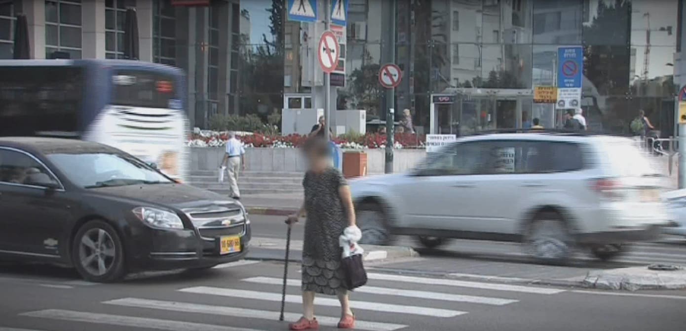 אזרחים ותיקים במעבר חציה (צילום: עמותת אור ירוק)