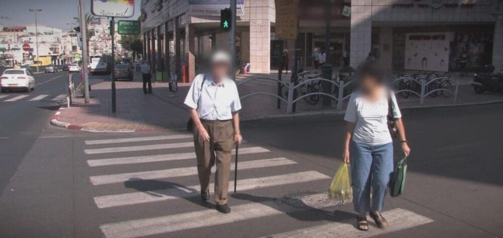 אזרחים ותיקים במעבר חציה (צילום: עמותת אור ירוק)