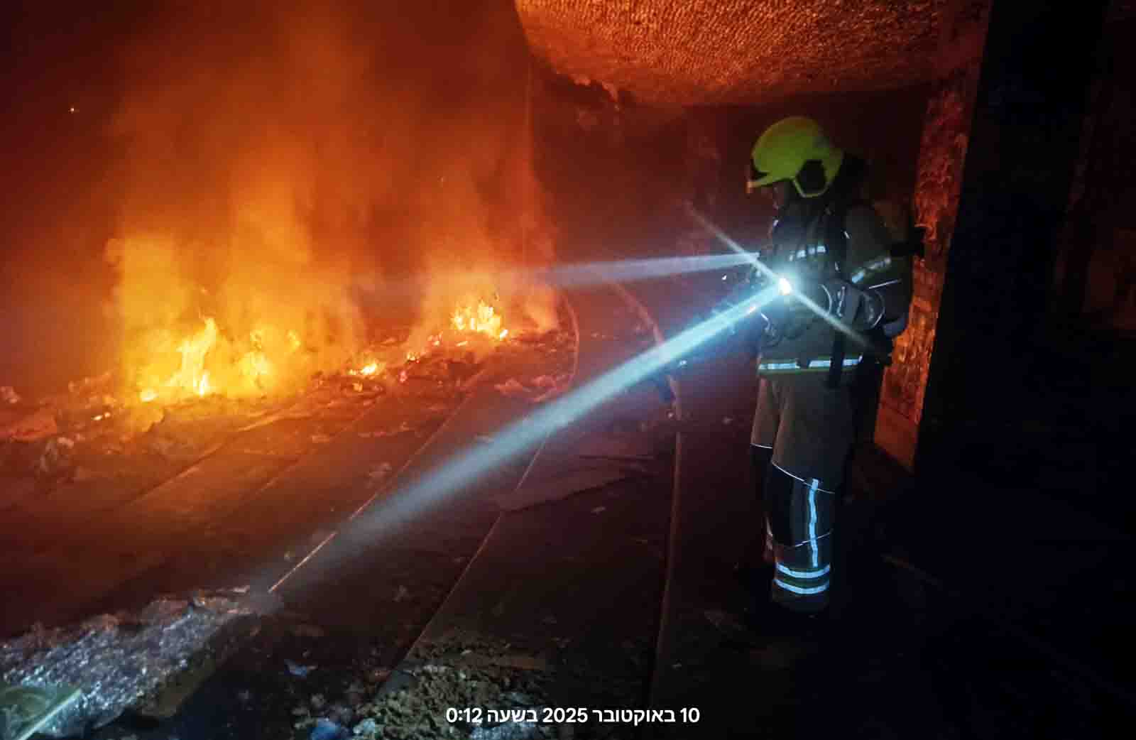 שריפה בבית קולנוע נטוש ברחוב הספורט בחיפה (צילום - כבאות והצלה)