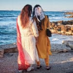 סתיו, דוגמנית, צבעוני, צבעים, בגדים צבעוניים, בת גלים, סלפי, צילום, שכונה, שכונות, אחה״צ, שקיעה, שלווה