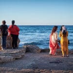 סתיו, דוגמנית, צבעוני, צבעים, בגדים צבעוניים, בת גלים, סלפי, צילום, שכונה, שכונות, אחה״צ, שקיעה, שלווה