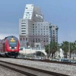רכבת ישראל – מסילת הברזל על חוף הים (צילום: ירון כרמי)
