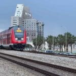 רכבת ישראל – מסילת הברזל על חוף הים (צילום: ירון כרמי)