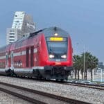 רכבת ישראל – מסילת הברזל על חוף הים (צילום: ירון כרמי)