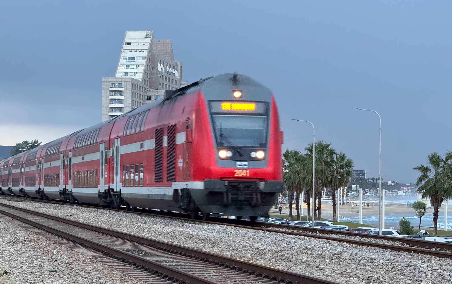 רכבת ישראל - מסילת הברזל על חוף הים (צילום: ירון כרמי)