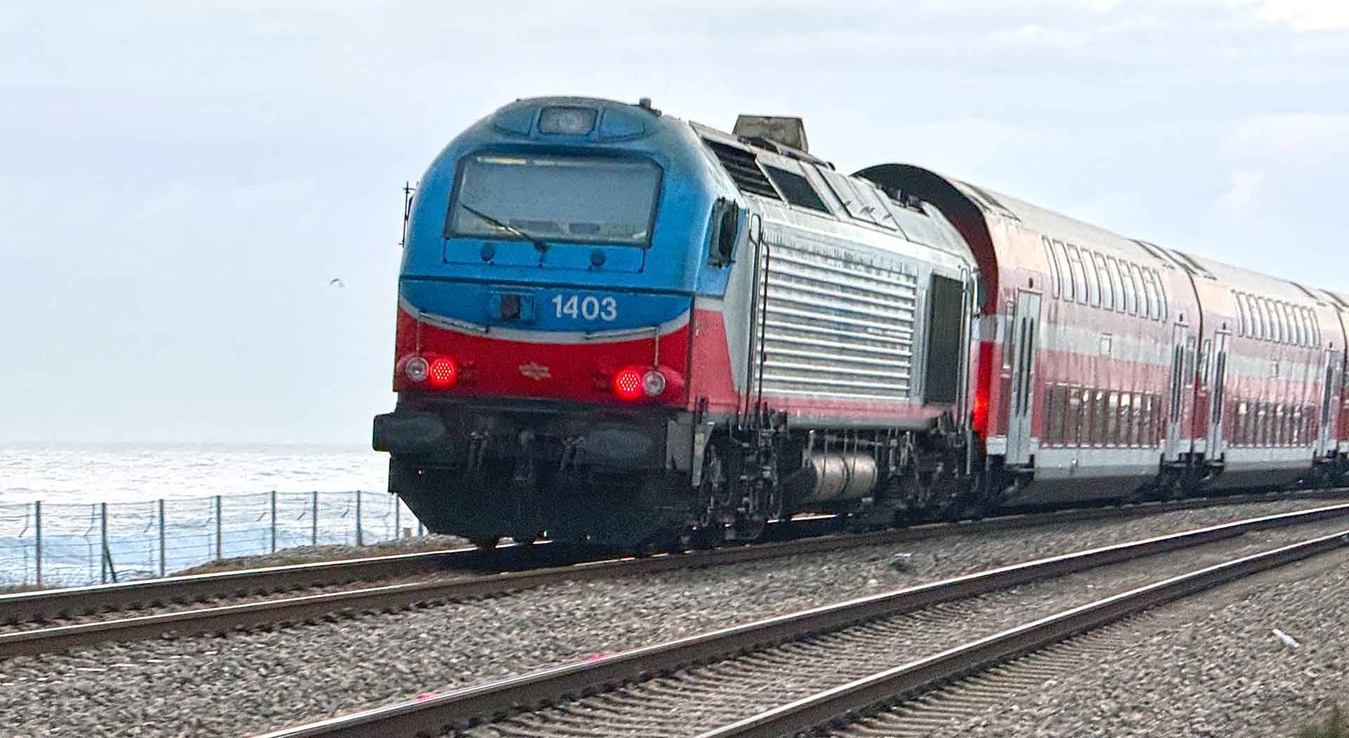 רכבת ישראל - מסילת הברזל על חוף הים (צילום: ירון כרמי)