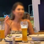 עישון אסור – אישה מעשנת במסעדה בחיפה (צילום- ירון כרמי)