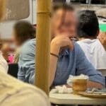 עישון אסור – גבר מעשן בשטח מסעדה בחיפה בין הסועדים (צילום – ירון כרמי)