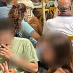 עישון אסור – גבר מעשן בשטח מסעדה בחיפה בין הסועדים (צילום – ירון כרמי)