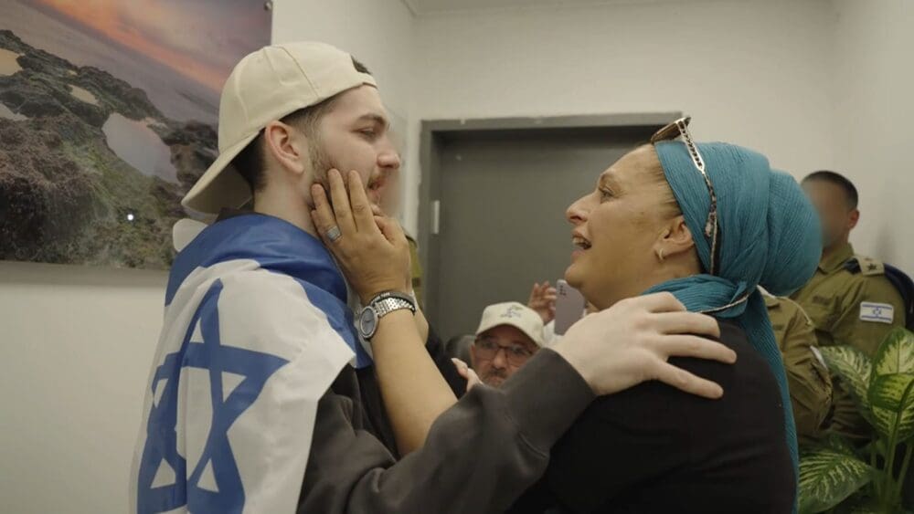 בר קופרשטיין במפגש המרגש עם משפחתו (צילום: דובר צה"ל)