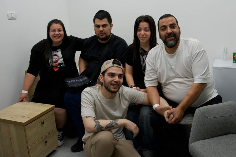יוסף חיים אוחנה במפגש המרגש עם משפחתו (צילום: דובר צה"ל) 