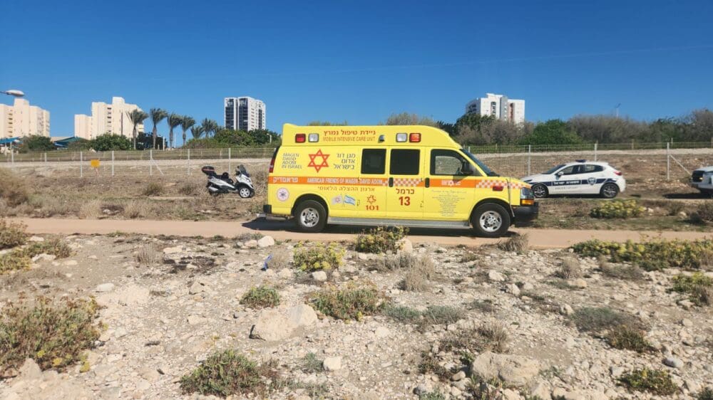 גופת גבר כבן 50 אותרה בחוף שקמונה בחיפה 14/10/25 (צילום: מד"א)