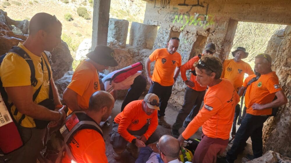 מטייל כבן 72 עם רקע לבבי חולץ מנחל אורן (צילום: יחידת החילוץ גליל-כרמל)