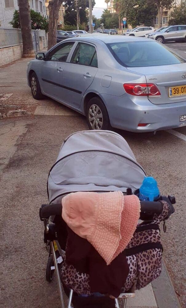 רכב חוסם מעבר עם עגלת תינוק על מדרכה - מי אוהב לגדל ילדים ככה? (צילום: שחר מורג)