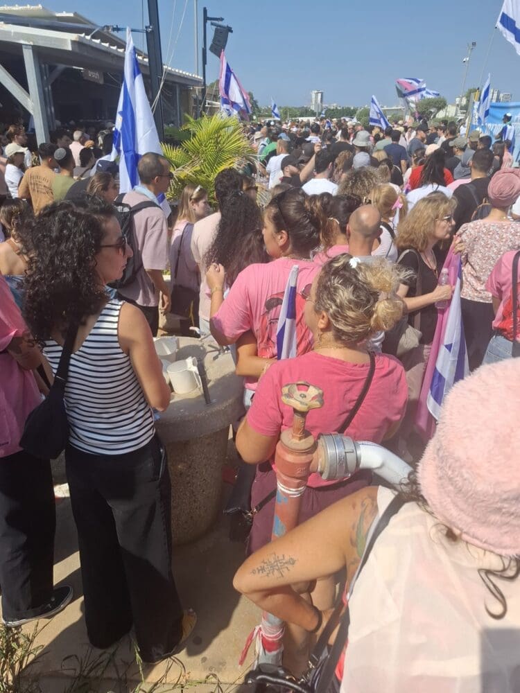 אלפי אנשים בוורוד בלוויה של ענבר הימן ז"ל (צילום: יעל שנער)