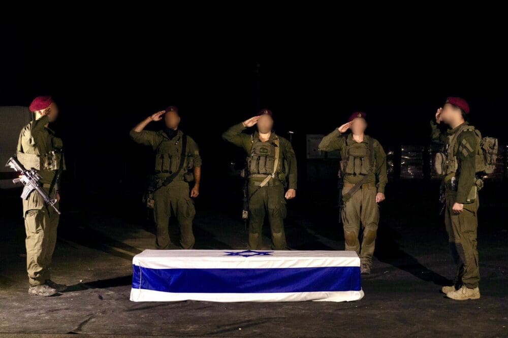 מעמד קבלת הארון - השבת גופתו של החטוף אליהו מרגלית (צ׳רצ׳יל) ז״ל (צילום: דובר צה״ל)