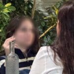 עישון אסור במסעדה – אישה מעשנת במסעדה – העיר התחתית בחיפה (צילום: ירון כרמי)