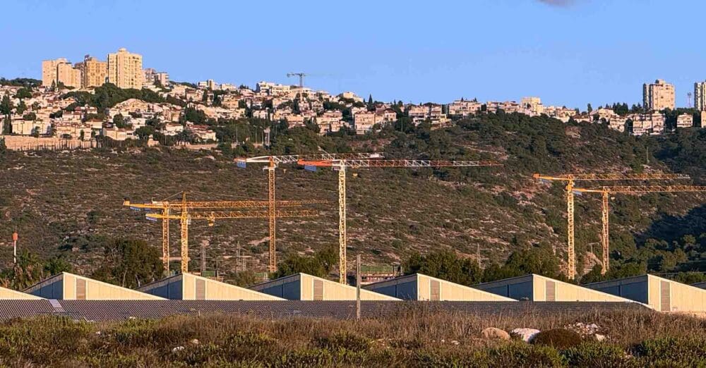 מנופים באתר הבנייה של נאות נבון בחיפה (צילום: ירון כרמי)