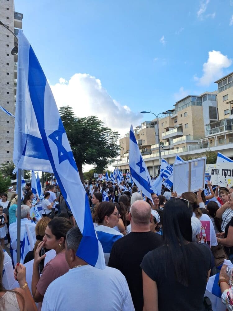 טירת כרמל מתרגשת לקראת הגעתו של מקסים הרקין
